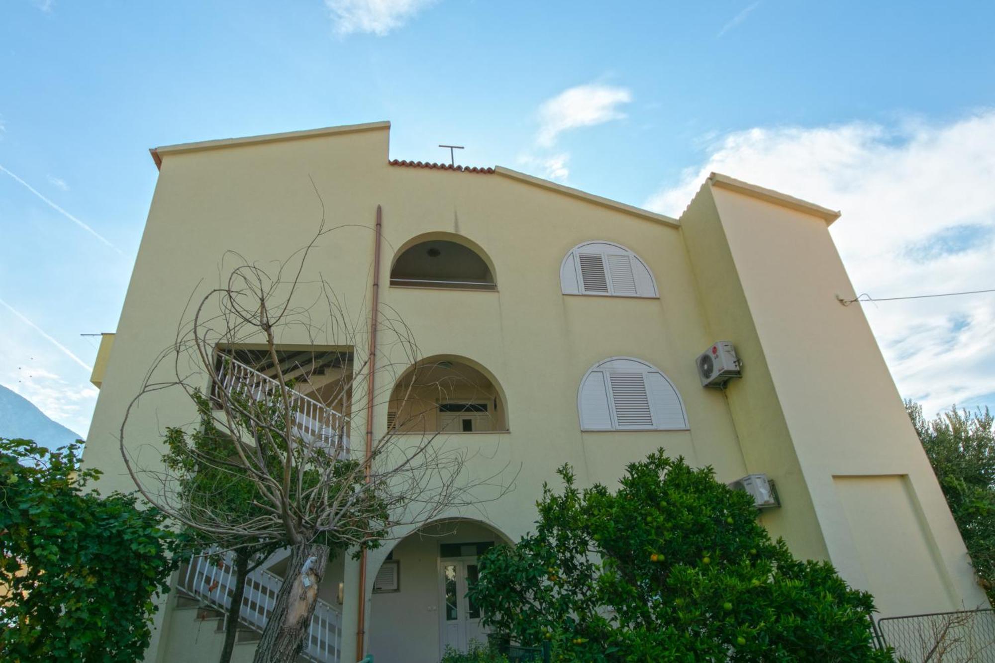 2 * Makarska
