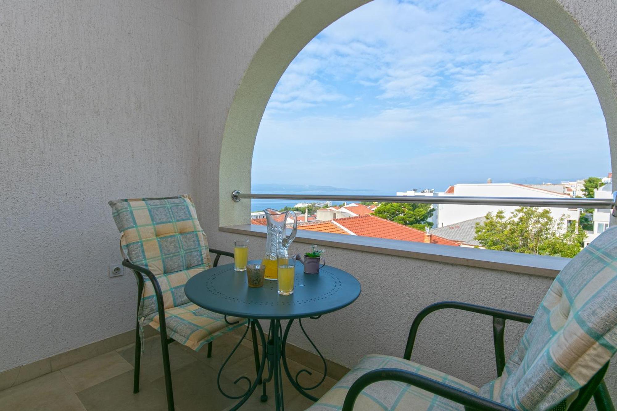 2 * Makarska
